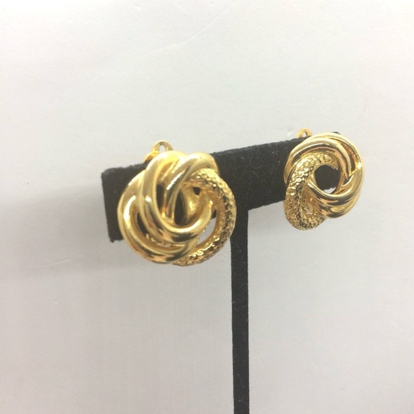 3/$30 VINTAGE 80S RUNWAY CLIP ON EARRINGS GOLD TONE SWIRL INTERLOCKING BUTTON - Picture 6 of 17